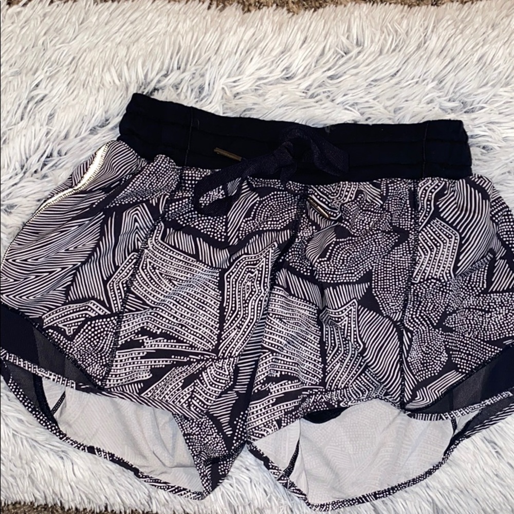 RARE 2.5” Lululemon Shorts (Size 4)